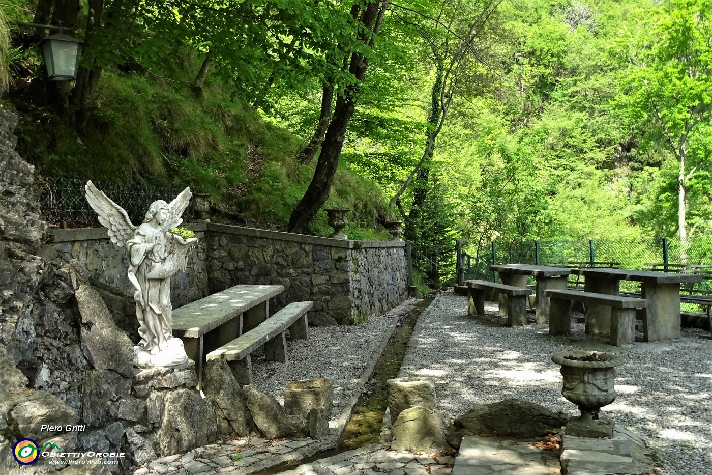 83 Santuario Madonna del Perello, tavoli per sosta e pic-nic pellegrini con sorgente d'acqua fresca.JPG